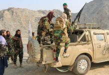 Soldados do Talibã transportam um lançador de foguetes em um veículo, após troca de tiros entre forças do Paquistão e do Afeganistão, próximo à fronteira de Torkham, no lado afegão