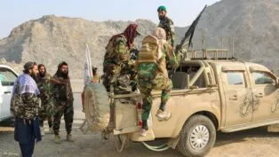 Soldados do Talibã transportam um lançador de foguetes em um veículo, após troca de tiros entre forças do Paquistão e do Afeganistão, próximo à fronteira de Torkham, no lado afegão