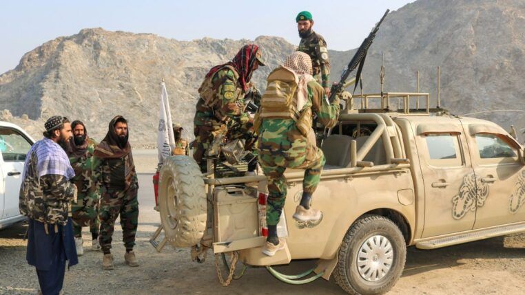 Soldados do Talibã transportam um lançador de foguetes em um veículo, após troca de tiros entre forças do Paquistão e do Afeganistão, próximo à fronteira de Torkham, no lado afegão
