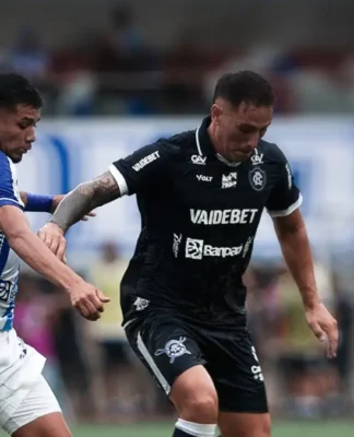Jogadores de Remo e Paysandu em disputa durante o clássico pelo Campeonato Paraense 2026