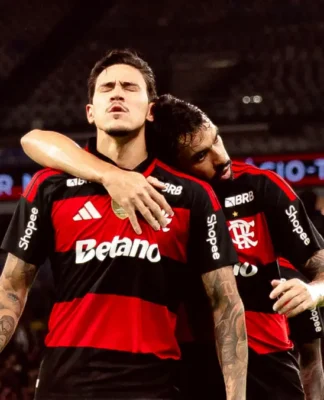 Pedro e Lucas Paquetá, do Flamengo, comemoram gol marcado contra o Sampaio Corrêa-RJ pelo Campeonato Carioca 2026