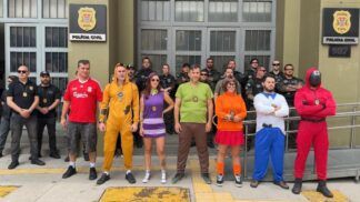 Policiais fantasiados de Scooby Doo posam para foto