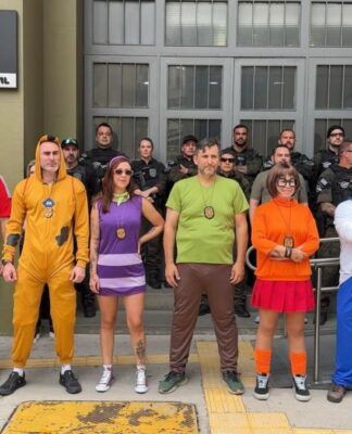 Policiais fantasiados de Scooby Doo posam para foto