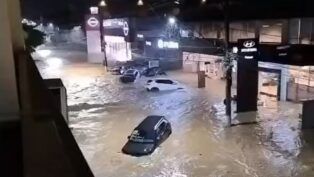 Carros foram levados pela força da água em Ubá, Minas Gerais