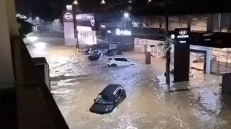 Carros foram levados pela força da água em Ubá, Minas Gerais