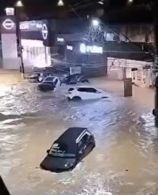 Carros foram levados pela força da água em Ubá, Minas Gerais