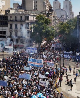 Protestos na Argentina contra reformas trabalhistas de Milei