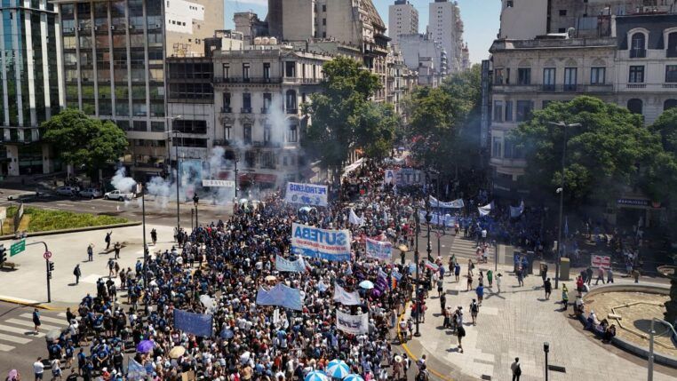 Protestos na Argentina contra reformas trabalhistas de Milei