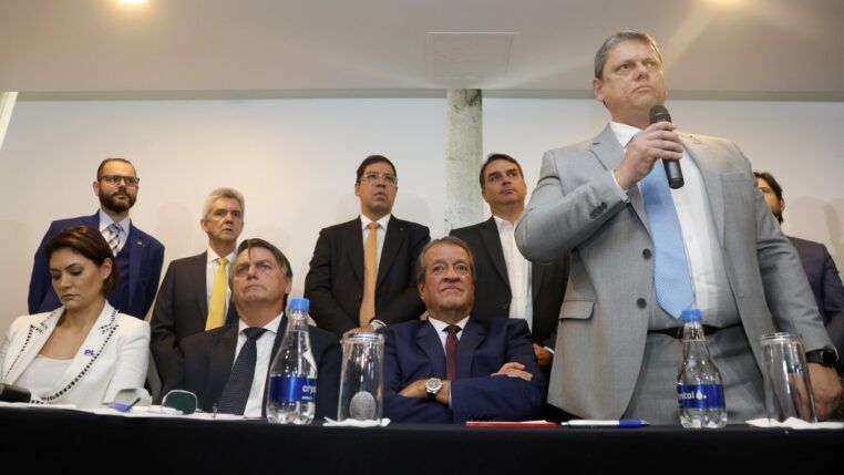 Valdemar Costa Neto, Jair Bolsonaro, Braga Netto, Altineu Côrtes, Michelle Bolsonaro e Tarcísio de Freitas em evento do PL