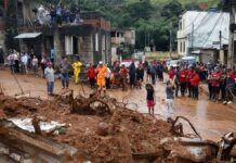 Familiares acompanham busca e resgate de pessoas em escombros de casas soterradas por lama após fortes chuvas