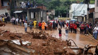 Familiares acompanham busca e resgate de pessoas em escombros de casas soterradas por lama após fortes chuvas