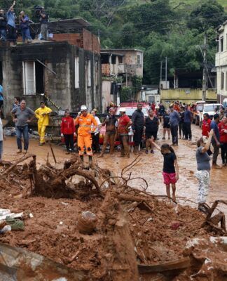 Familiares acompanham busca e resgate de pessoas em escombros de casas soterradas por lama após fortes chuvas