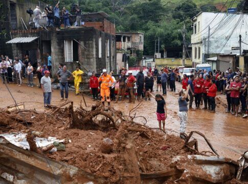 Familiares acompanham busca e resgate de pessoas em escombros de casas soterradas por lama após fortes chuvas