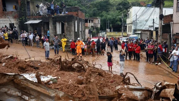 Familiares acompanham busca e resgate de pessoas em escombros de casas soterradas por lama após fortes chuvas