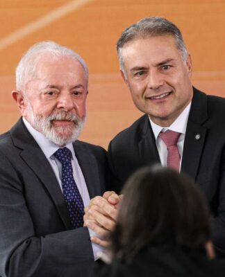 MDB pode ajudar Lula a ocupar centro para “isolar bolsonarismo” nas eleições, diz Renan