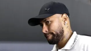 Em 2019, quando defendia o Paris Saint-Germain, Neymar agrediu um torcedor francês