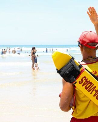 Bombeiros resgatam 348 pessoas de afogamento durante Carnaval no litoral de SP