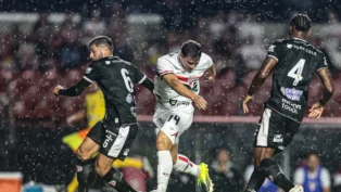 Jogadores em ação no jogo entre São Paulo e Primavera, pelo Paulistão 2026
