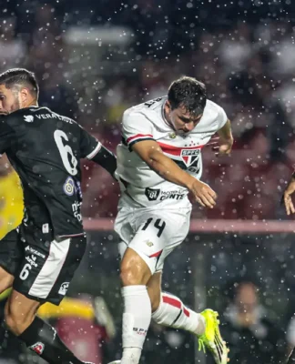 Jogadores em ação no jogo entre São Paulo e Primavera, pelo Paulistão 2026