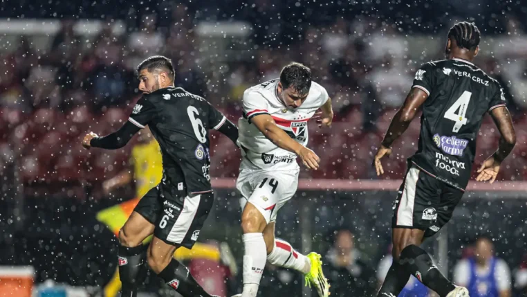Jogadores em ação no jogo entre São Paulo e Primavera, pelo Paulistão 2026