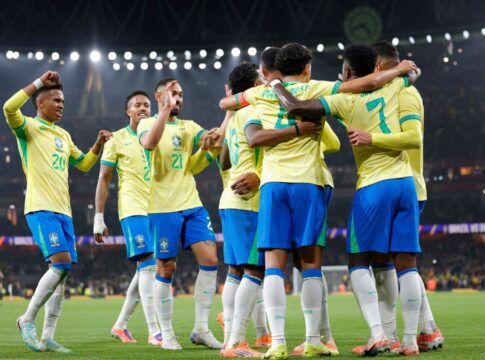 Jogadores da seleção brasileira celebram um gol em campo