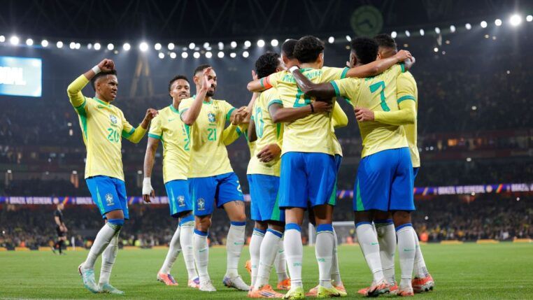 Jogadores da seleção brasileira celebram um gol em campo