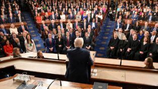 Senadores dos EUA criam projeto de lei para devolver dinheiro do tarifaço do Trump