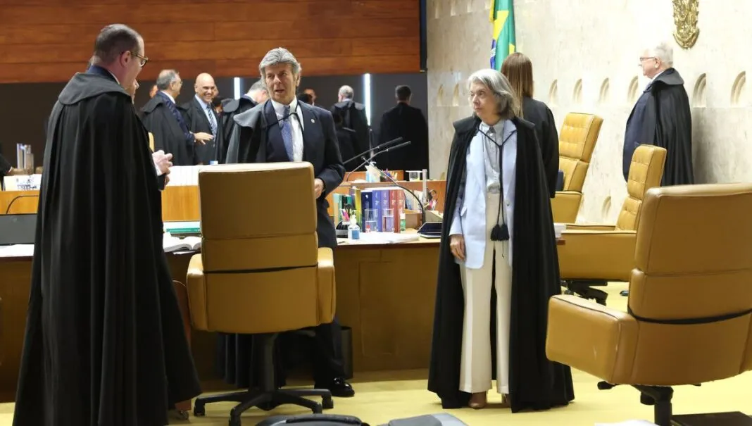 Ministros do STF em pé após sessão no plenário