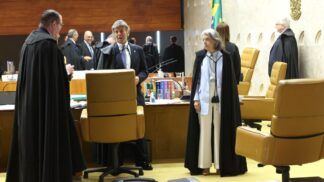 Ministros do STF em pé após sessão no plenário