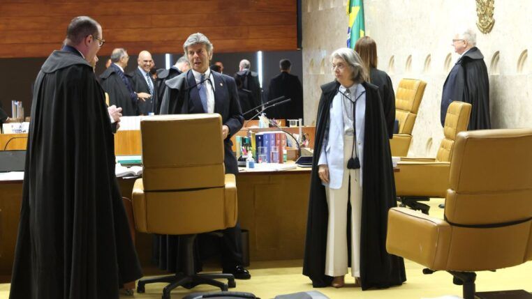 Ministros do STF em pé após sessão no plenário