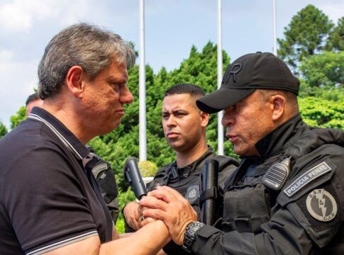 Tarcísio defende câmeras corporais em PMs e punição rigorosa de maus agentes