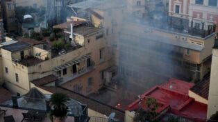 Teatro Sannazaro pegou fogo em Nápoles, na Itália, nesta terça-feira (17/02)