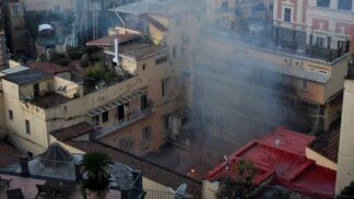 Teatro Sannazaro pegou fogo em Nápoles, na Itália, nesta terça-feira (17/02)