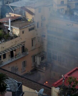Teatro Sannazaro pegou fogo em Nápoles, na Itália, nesta terça-feira (17/02)
