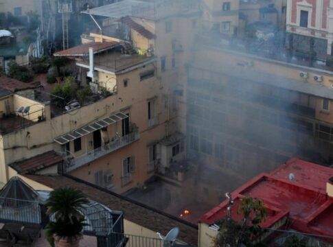 Teatro Sannazaro pegou fogo em Nápoles, na Itália, nesta terça-feira (17/02)