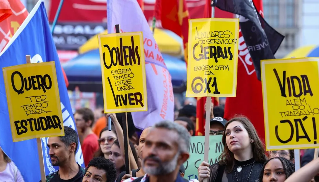 Ato do Dia do Trabalhador pede o fim da escala 6x1 e melhores condições de trabalho e renda, na Cinelândia, no centro da capital fluminense
