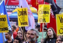 Ato do Dia do Trabalhador pede o fim da escala 6x1 e melhores condições de trabalho e renda, na Cinelândia, no centro da capital fluminense