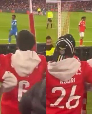 Montagem com duas imagens de baixa qualidade registradas da arquibancada de um estádio. Em primeiro plano, torcedores vestindo casacos vermelhos gesticulam em direção ao campo. No gramado, ao fundo, dois jogadores — um de uniforme vermelho e outro de azul — estão próximos.