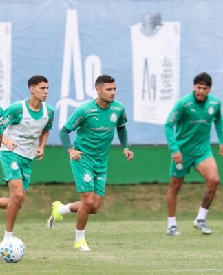 Jogadores do Palmeiras treinam na Academia de Futebol