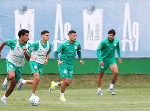 Jogadores do Palmeiras treinam na Academia de Futebol