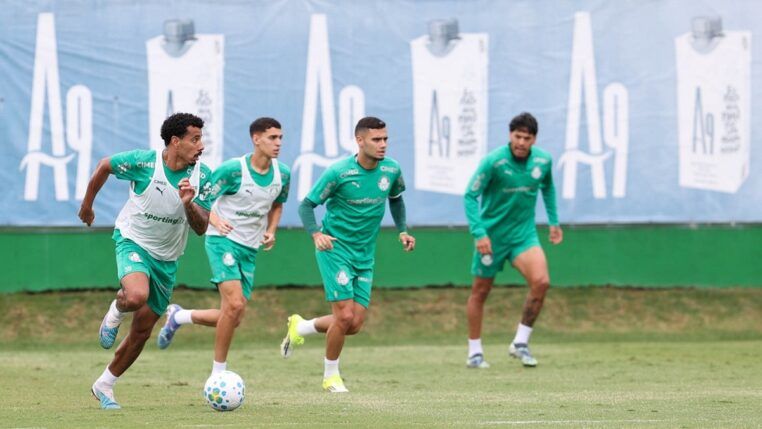 Jogadores do Palmeiras treinam na Academia de Futebol