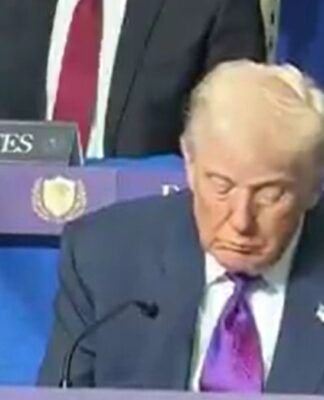 Trump é flagrado cochilando durante lançamento do Conselho da Paz