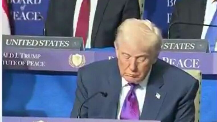 Trump é flagrado cochilando durante lançamento do Conselho da Paz