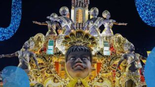 Foto do desfile da escola de samba União de Maricá