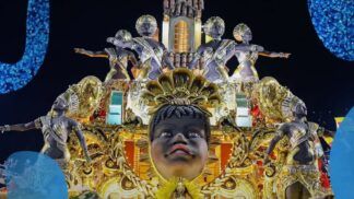 Foto do desfile da escola de samba União de Maricá