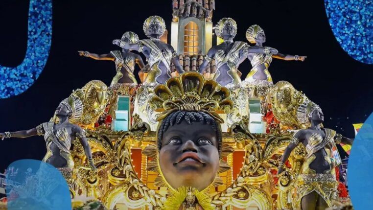 Foto do desfile da escola de samba União de Maricá