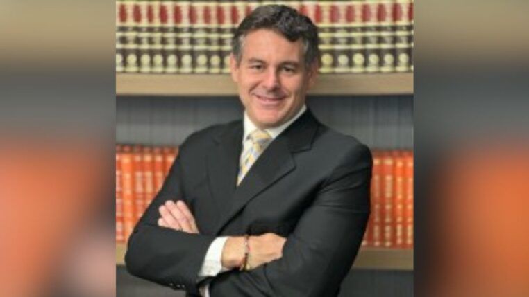 Tem circulado o boato de que Armando Mendonça, vice-presidente do Corinthians, teria sido expulso da festa de aniversário de Memphis Depay