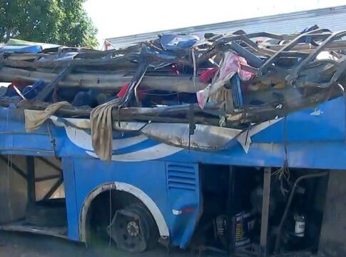 Ônibus com trabalhadores rurais tomba na BR-153 e deixa seis mortos