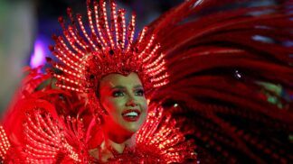 A Rainha de Bateria Virginia Fonseca, da escola de samba Grande Rio, se apresenta durante o Carnaval do Rio de Janeiro (Foto: Pilar Olivares/Reuters)