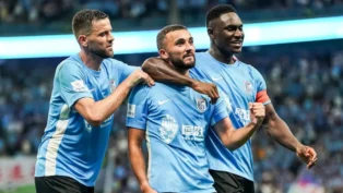 O meio-campista marroquino Zakaria Labyad (centro), novo reforço do Corinthians, em ação pelo Dalian Yingbo